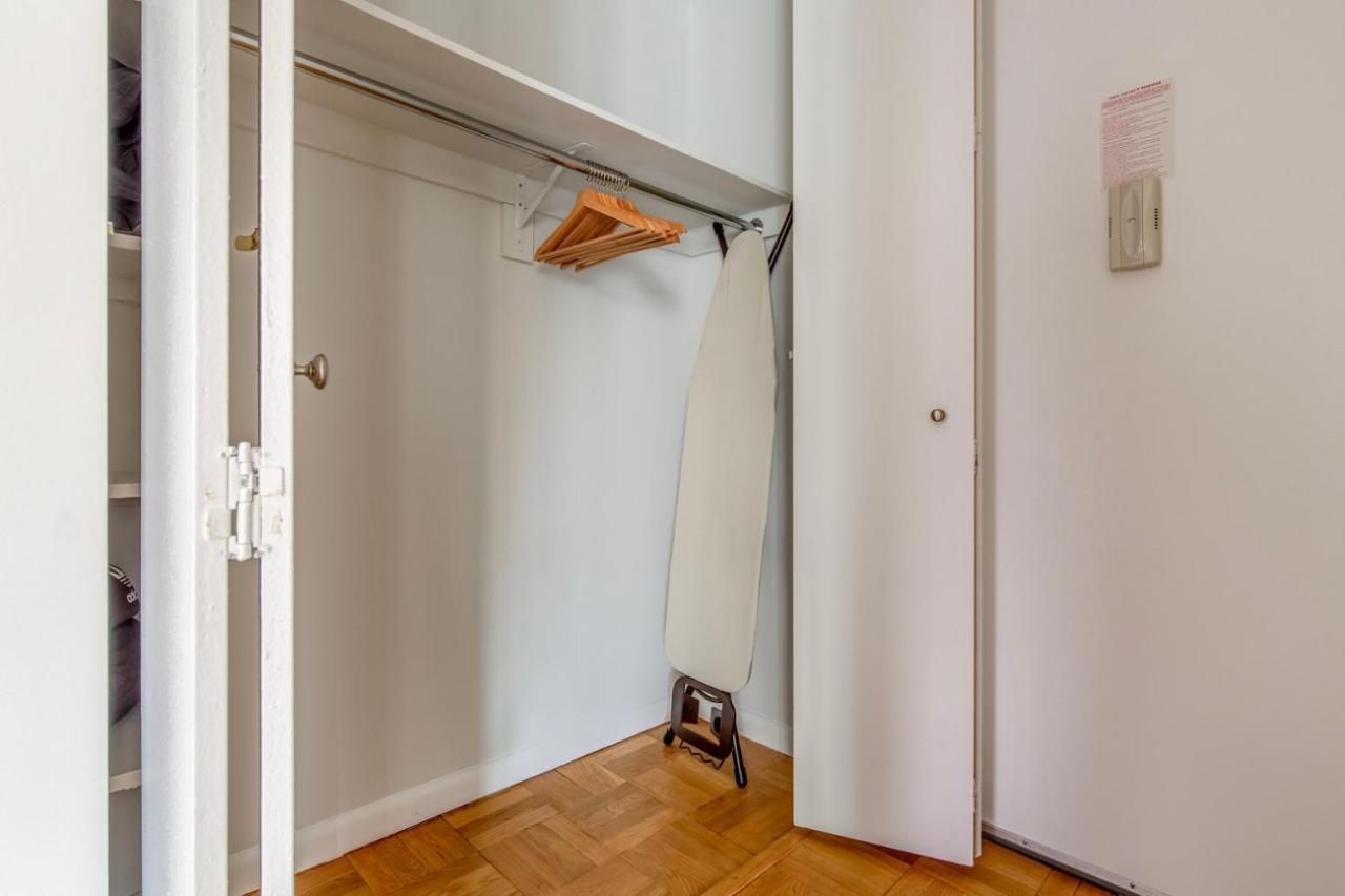 Midtown 1br W Elevator Gym Nr Times Square Nyc-1350 Apartamento Nova York